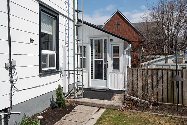 77 Cedar ST, Belleville, ON K8P 3M2