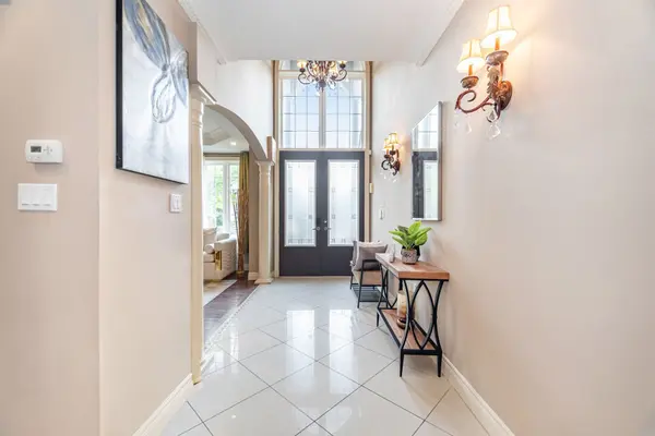 9 Lorupe CT, Hamilton, ON L9G 0B4