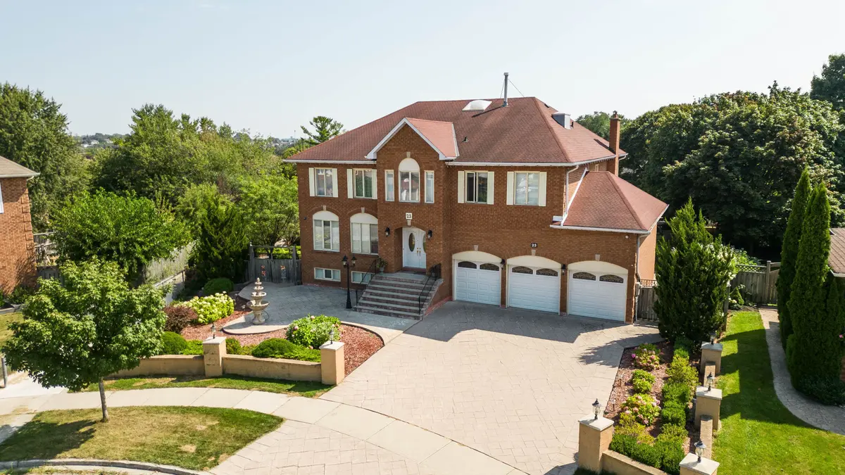 23 Leah CRES, Ajax, ON L1T 3J2