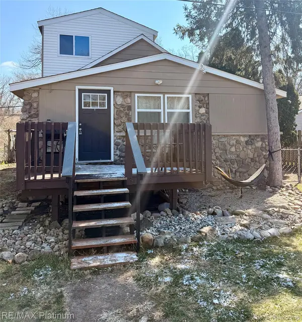 3426 Maple RDG, Highland Charter Township, MI 48356