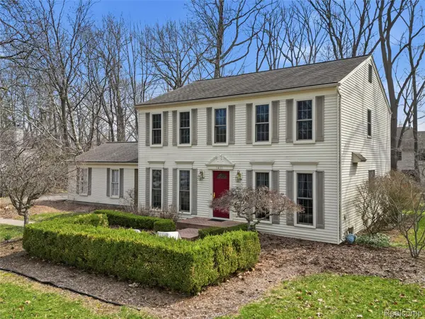 1433 Chestnut LN, Rochester Hills, MI 48309