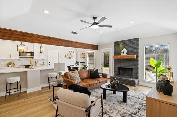 2912 Robindale Lane, Grapevine, TX 76051