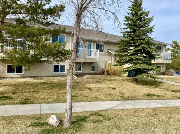 5 Tartan BLVD W #4, Lethbridge, AB T1J 4Y5