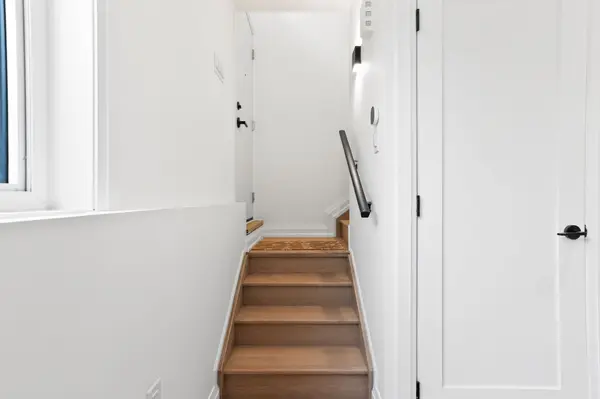 218 Aileen AVE #E, Toronto W03, ON M6M 1G4