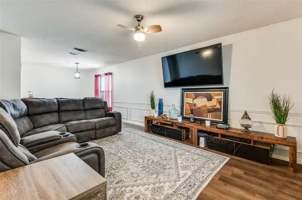 627 Lemon Drive, Arlington, TX 76018