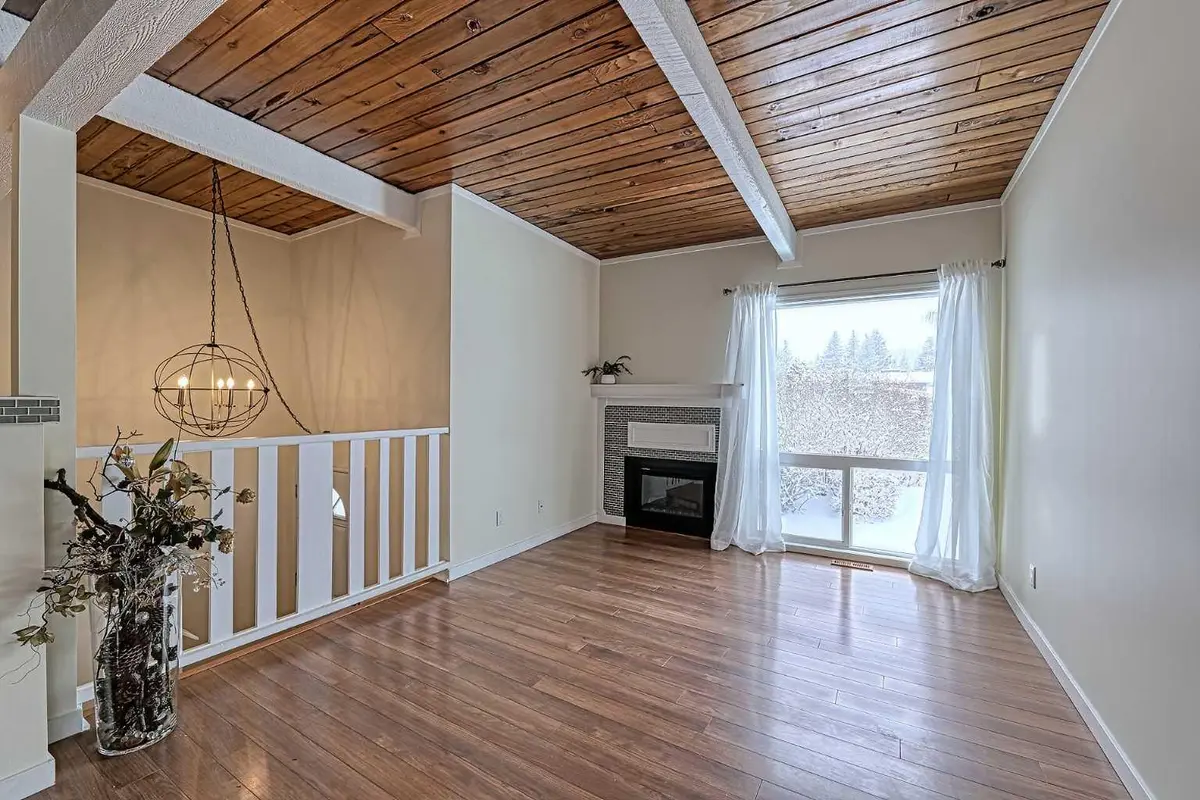 9930 26 ST SW, Calgary, AB T2V 4E9