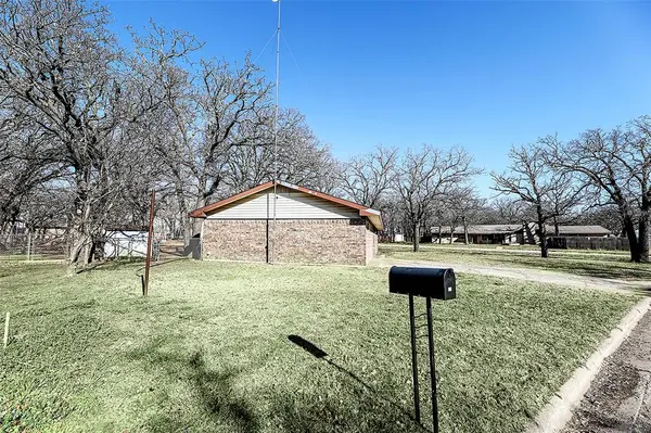 220 Tanglewood Street, Bowie, TX 76230