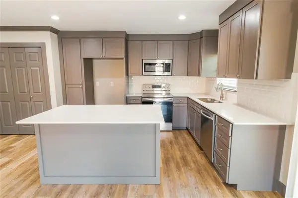 309 S Holiday Drive, Grand Prairie, TX 75052