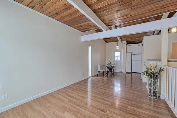 9930 26 ST SW, Calgary, AB T2V 4E9