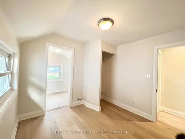 4 Sutherland AVE #2nd Flr, Toronto E03, ON M4C 1R8