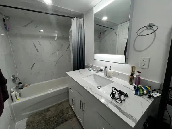 25 Agnes Street N/A #201, Mississauga, ON L5B 3X7