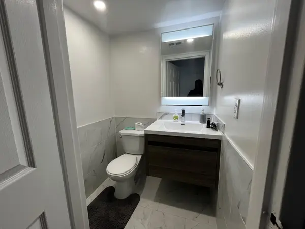 25 Agnes Street N/A #201, Mississauga, ON L5B 3X7