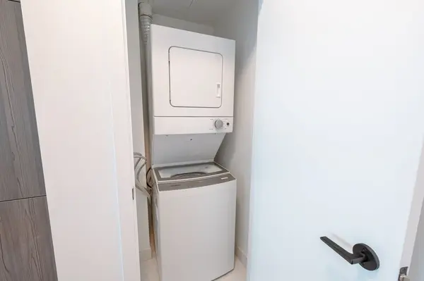 220 Missinnihe WAY #809, Mississauga, ON L5H 0A9