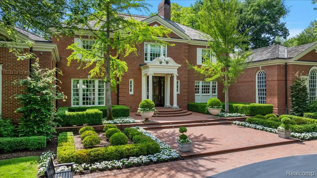 1045 Country Club RD, Bloomfield Charter Township, MI 48304