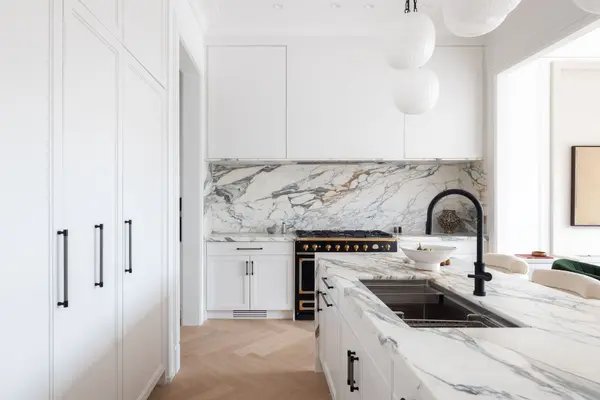 350B Walmer RD, Toronto C02, ON M5R 2Y4