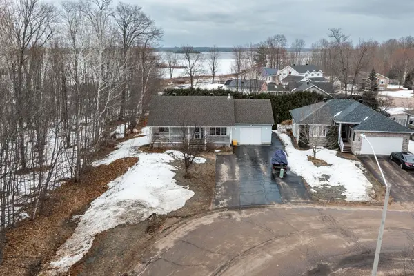 27 Bayshore DR, Petawawa, ON K8A 3R7