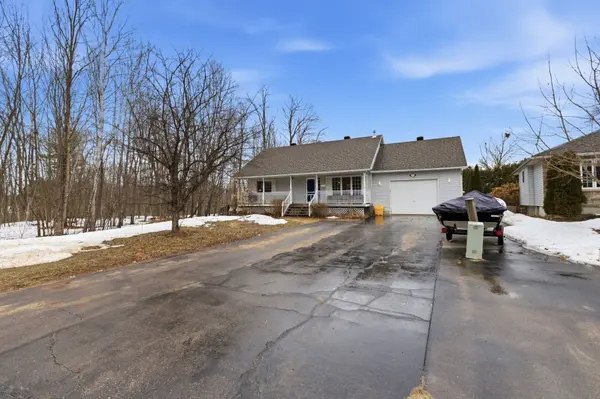 27 Bayshore DR, Petawawa, ON K8A 3R7