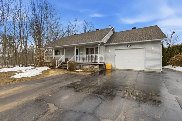 27 Bayshore DR, Petawawa, ON K8A 3R7