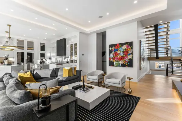 15 Elveden PL SW, Calgary, AB T3H0L1