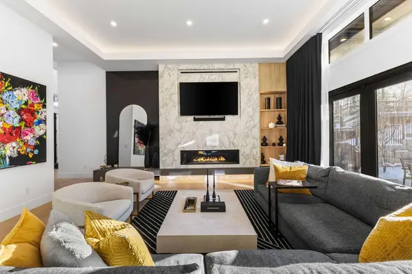 15 Elveden PL SW, Calgary, AB T3H0L1