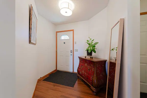 20 Somerset DR SW, Calgary, AB T2Y 3C3