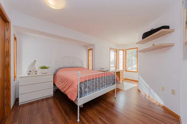 20 Somerset DR SW, Calgary, AB T2Y 3C3