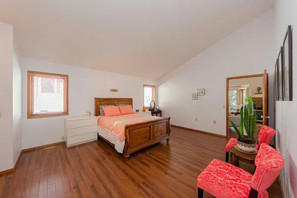 20 Somerset DR SW, Calgary, AB T2Y 3C3