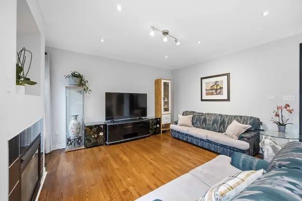 10 Dovetail DR, Richmond Hill, ON L4E 5B1