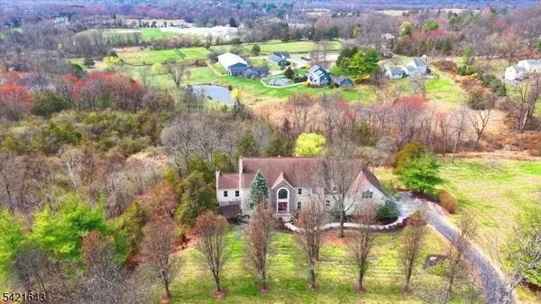 10 Blue Cliff Dr, Clinton Twp., NJ 08833