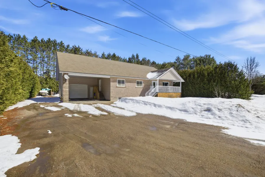 84 Pinewood PL, Deep River, ON K0J 1P0