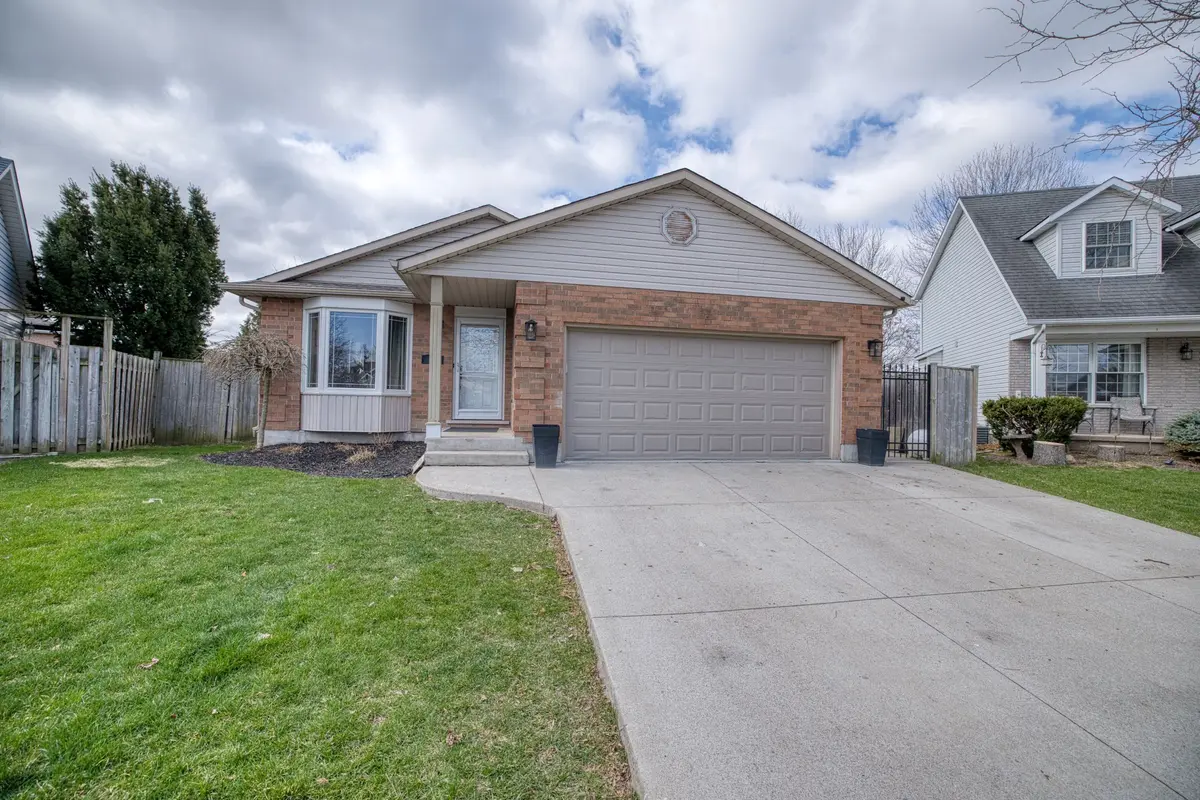16 Leonard DR, St. Catharines, ON L2S 3V2