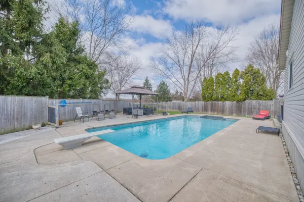 16 Leonard DR, St. Catharines, ON L2S 3V2