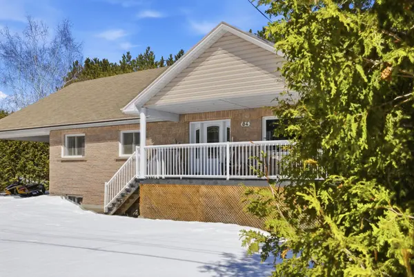 84 Pinewood PL, Deep River, ON K0J 1P0