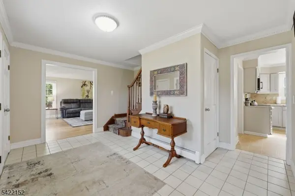 10 Acorn Dr, Washington Twp., NJ 07853