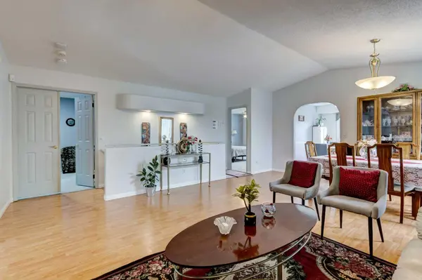 38 Millbank HL SW, Calgary, AB T2Y 2Y9