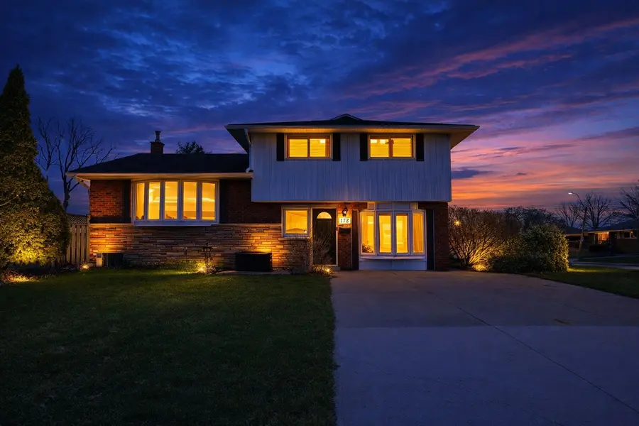 178 Delmar DR, Hamilton, ON L9C 1J9