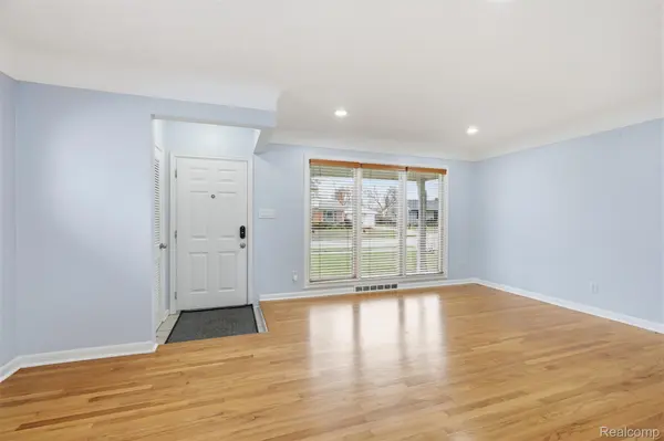 250 S Batchewana AVE, Clawson, MI 48017