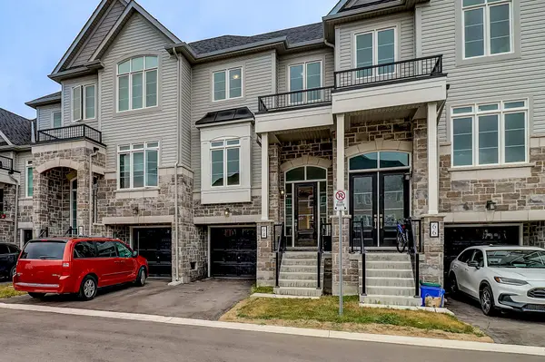 64 Lyall Stokes CIR, East Gwillimbury, ON L0G 1M0