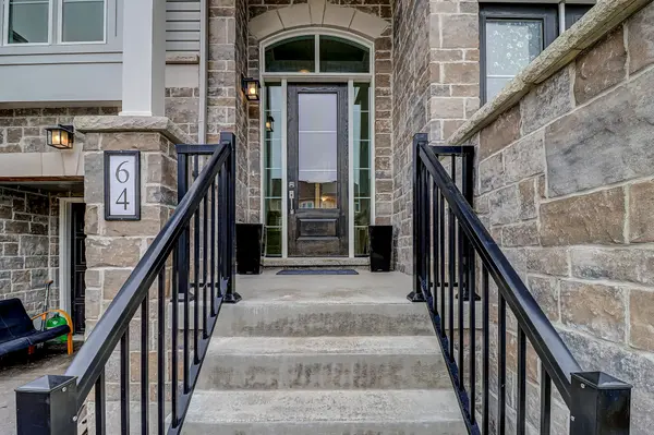 64 Lyall Stokes CIR, East Gwillimbury, ON L0G 1M0