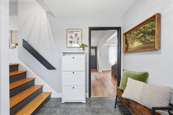 178 Delmar DR, Hamilton, ON L9C 1J9