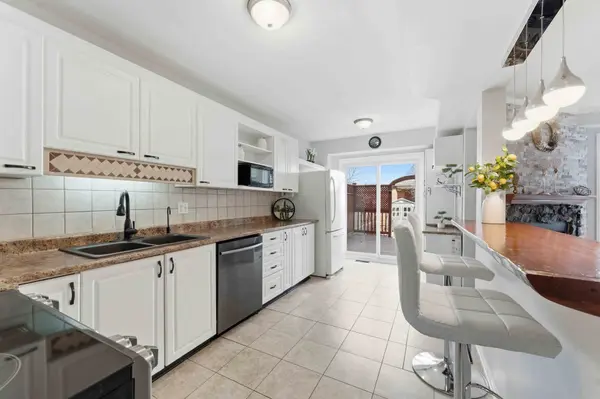 5 Harrington CT, Kanata, ON K2K 2S7