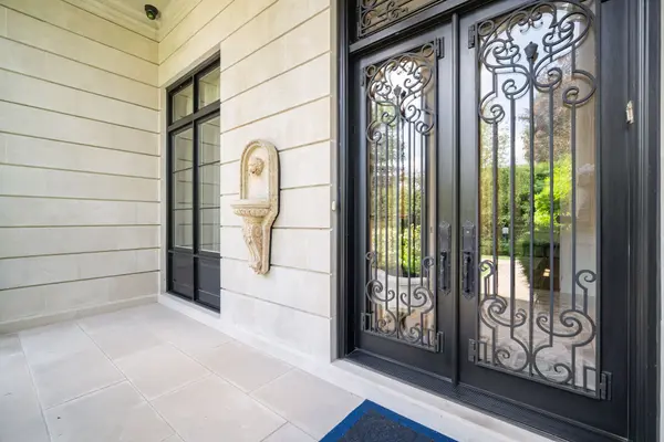 14 Banbury RD, Toronto C13, ON M3B 2K4