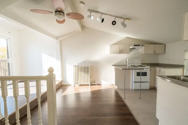 110 Hubbard BLVD #3rd, Toronto E02, ON M4E 1A6