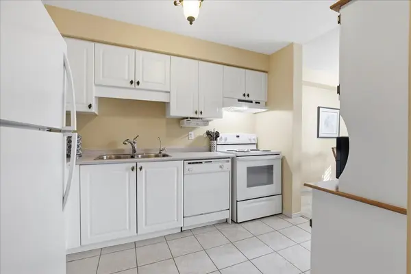 38 ROEHAMPTON CRES, Guelph, ON N1L 1M8