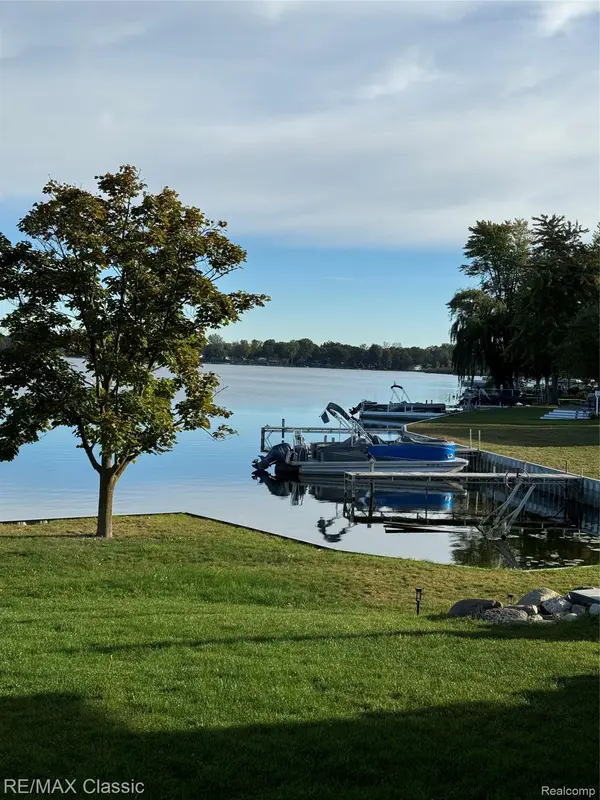 3482 Ponemah DR, Fenton, MI 48430