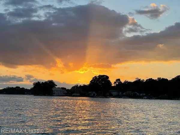 3482 Ponemah DR, Fenton, MI 48430