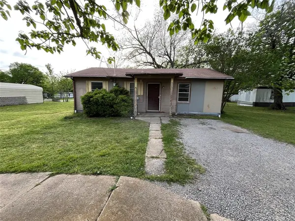 320 S Manson Street, Wolfe City, TX 75496