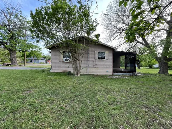 320 S Manson Street, Wolfe City, TX 75496