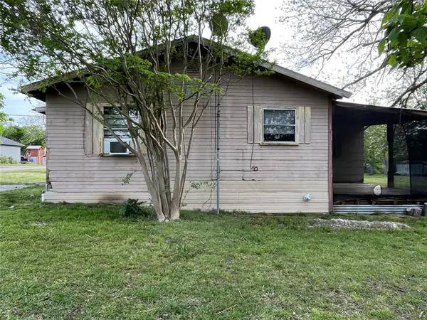 320 S Manson Street, Wolfe City, TX 75496