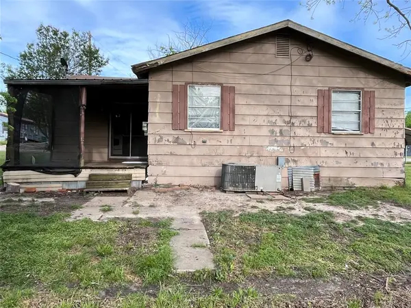 320 S Manson Street, Wolfe City, TX 75496